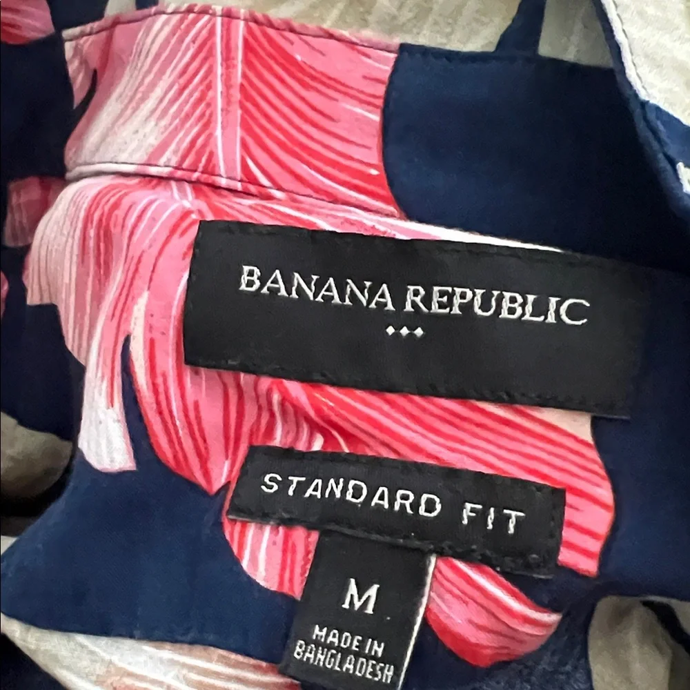 Banana Republic Tropical Leaf Camp Shirt Men’s Medium Navy Pink Rayon Hawaiian